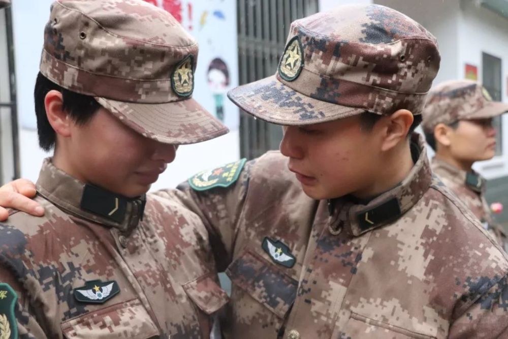 女新兵,下连!