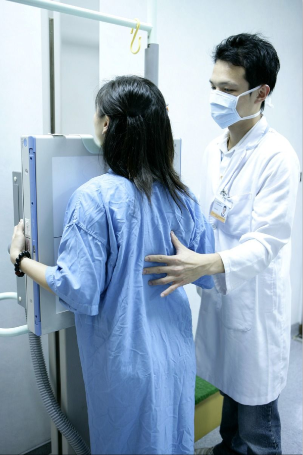 为什么女生不愿做"胸透",医生到底都看到了什么?看完才明白!