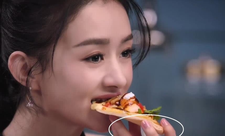 不是所有女星都假吃,赵丽颖拍披萨美食广告,看清吃态