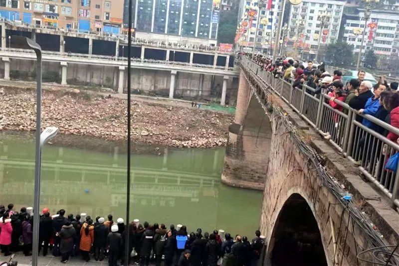 巴中一学生坠河身亡!现场多人围观