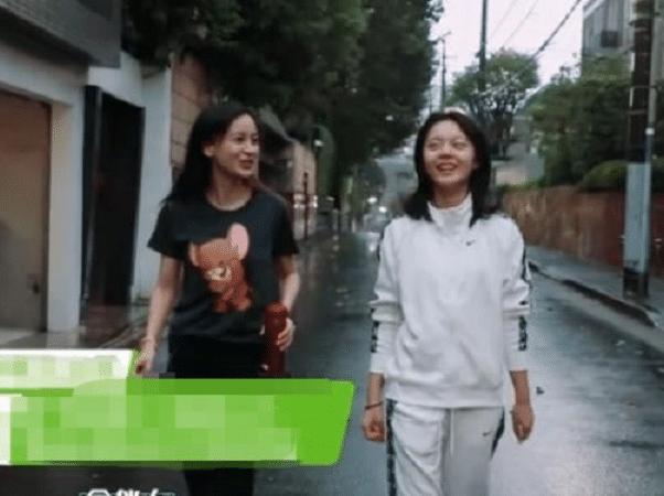 baby赵今麦穿拖鞋散步,两人同框身高差亮了,是否谎报身高很明显