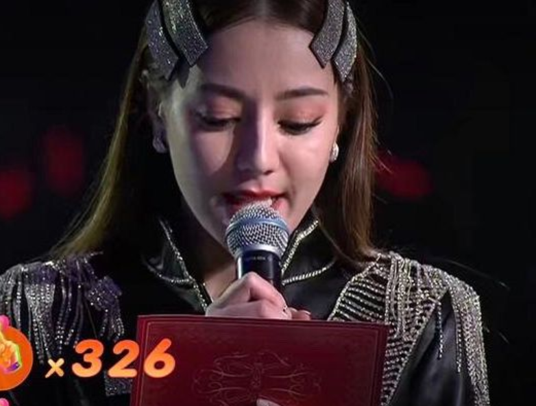 迪丽热巴身材遭到吐槽,无修图照片流出后,笑容牵强让人不忍直视