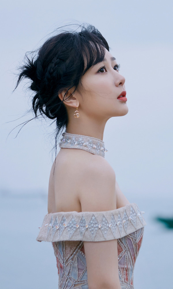 杨紫 抹胸长裙海边美图
