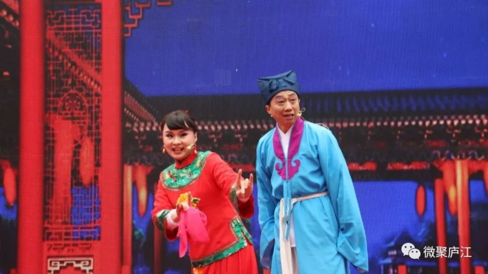 悦耳的黄梅戏《夫妻观灯》让观众们听得如痴如醉