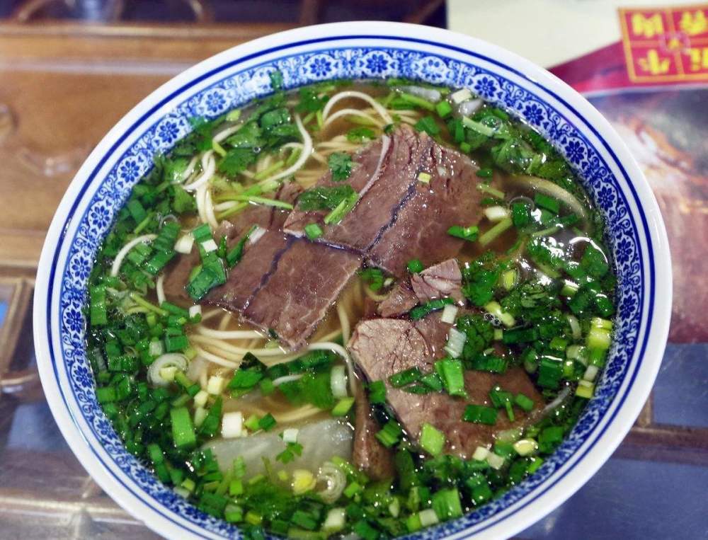 小吃三巨头之一的兰州拉面,为什么牛肉都是极薄的薄片