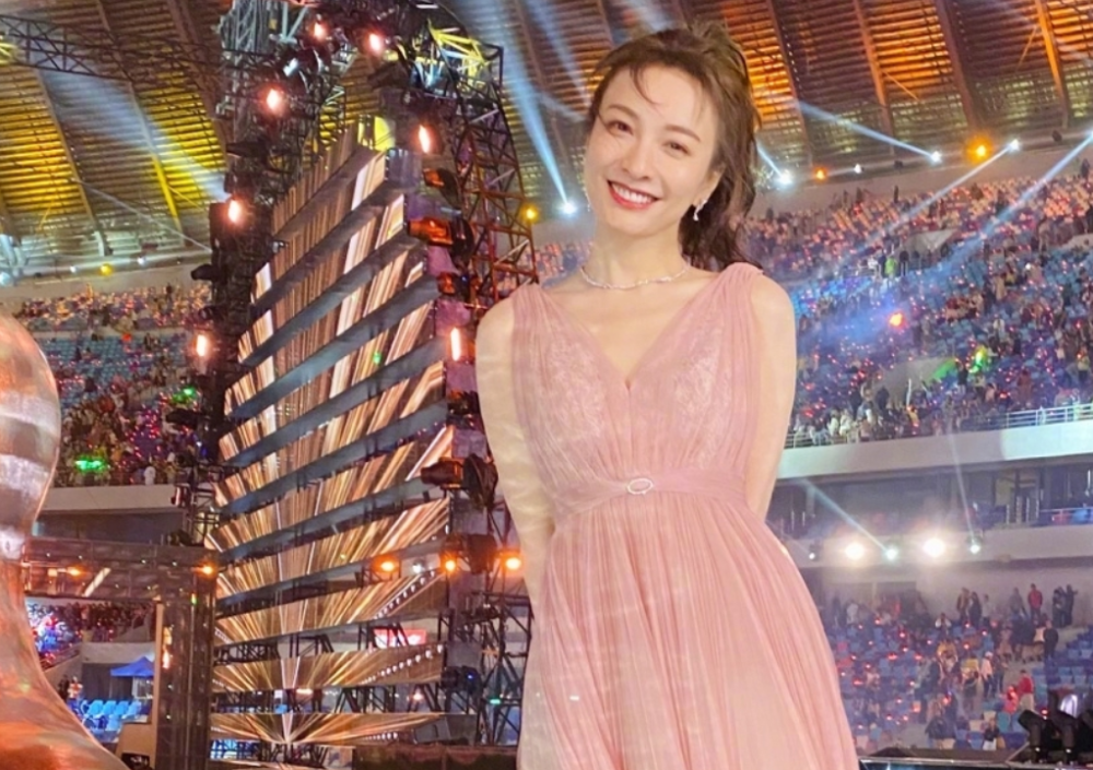 36岁吴昕状态有多好?跨年主持表现优秀不说,一个笑容惊艳众人