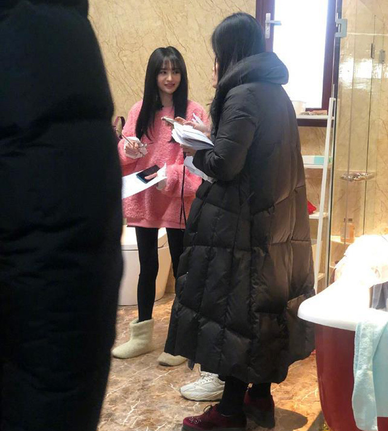 郑爽出席活动生图,爽妹子的身高好小巧,不过也确实是很可爱了