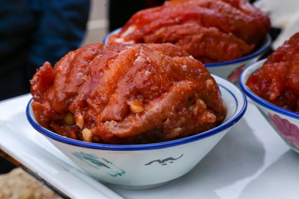 来源:网络 "羊雌汤"是松口家家户户的家常菜,将羊肉,羊肚切成小块后