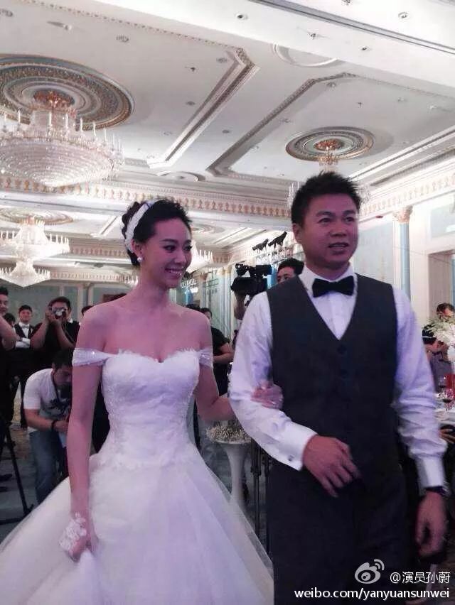 张雅蓓也是他们班最早结婚的女生