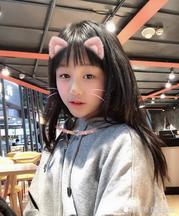 吴启华12岁女儿近照曝光,亭亭玉立清纯甜美,继承了父母的高颜值