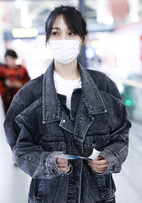 郑爽最新私服太可了!带帽卫衣配休闲裤清纯甜美,意外"