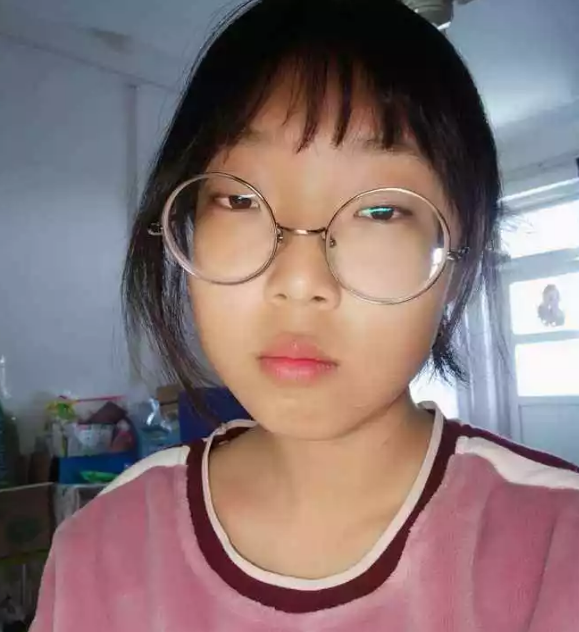 初中就佩戴"眼镜"的女生,八成是这3类,难怪与"男神"无