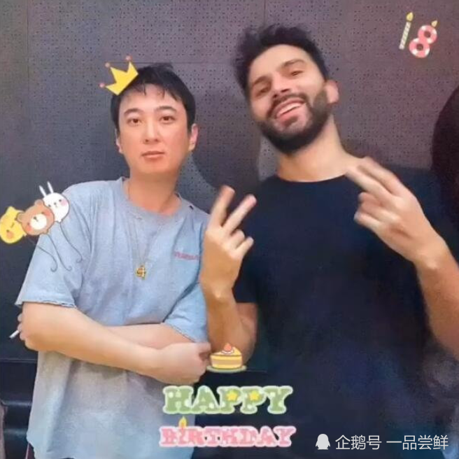 王思聪举办庆生派对,好友准备3个庆生蛋糕,上面的字实力抢镜!