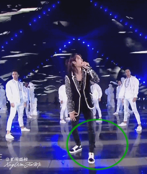 王一博跳舞踩坏舞台,还跳断项链,但这似乎更符合《无感》的意境