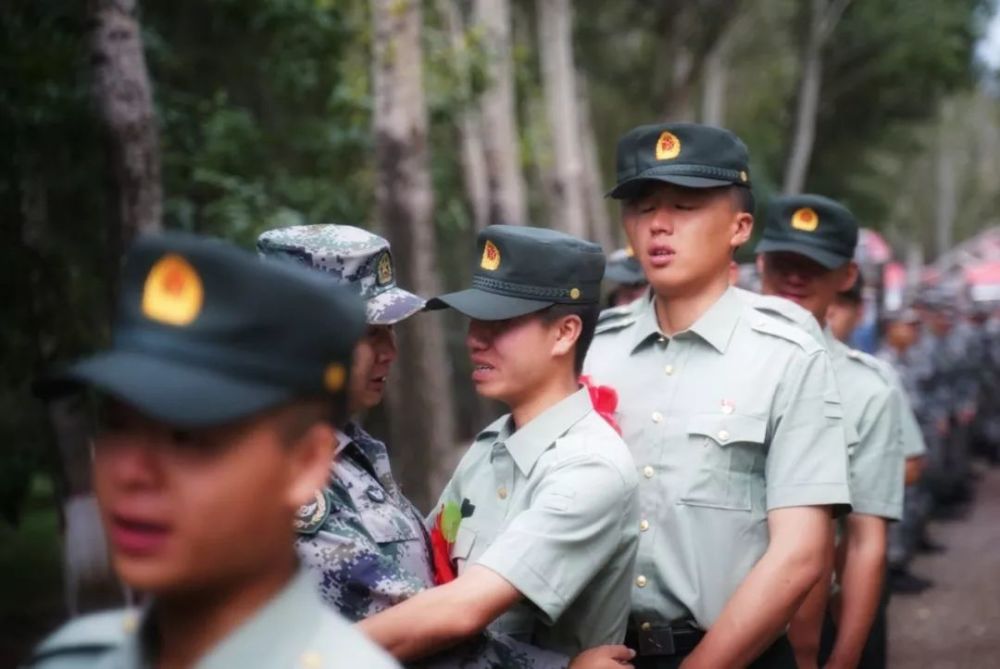 边防军人 拼在军营 铁打的营盘流水的兵 不舍这百里边防 不舍这亲切
