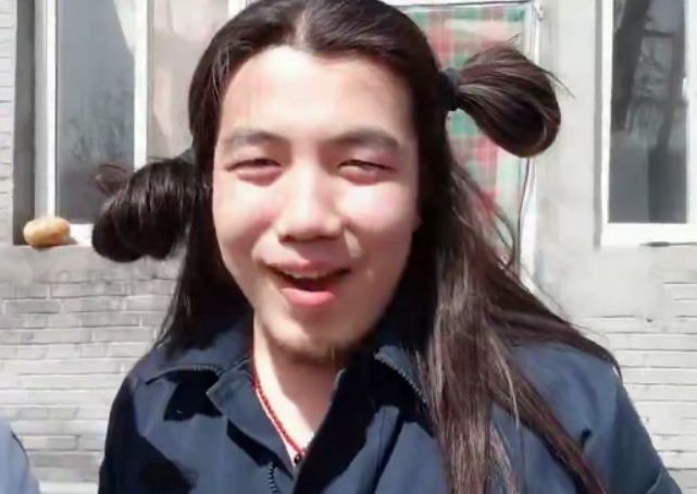 大葱等人 连我们葱老师的双马尾都给爆出去了 ▼ 至于比特力的丑照 小