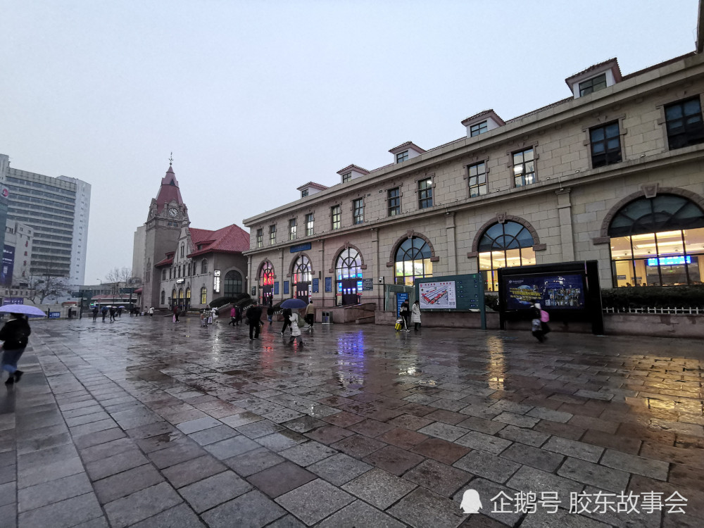 旅途随手拍:腊月雨中的青岛火车站