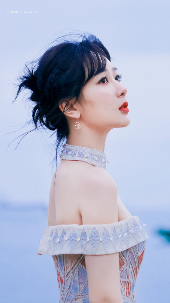 杨紫仙女造型从天而降,好身材尽显气质,演技在线吊打众流量