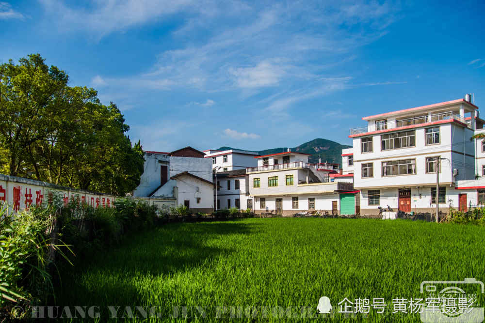 江西章贡区永安村的新农村风光,蓝天白云青山绿树,美丽如风景画