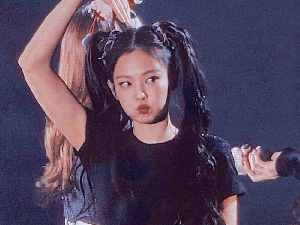 jennie现身演唱会,全黑look甜酷满分,超长双马尾太吸睛!