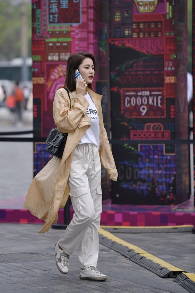 休闲装的搭配潇洒自若,显不凡的气质,给人不俗的气质美感
