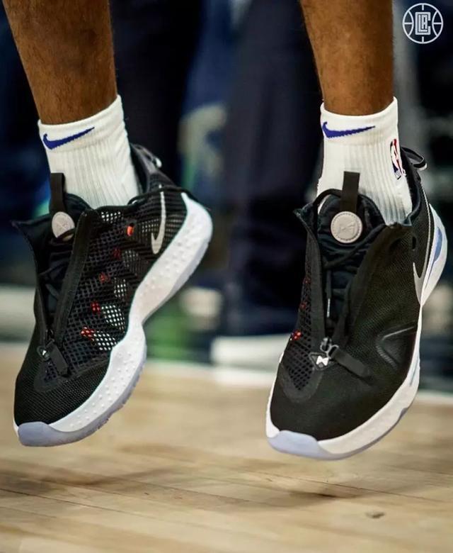 保罗乔治上脚最新一代签名鞋 nike pg 4 热身的时候穿的是黑白配色