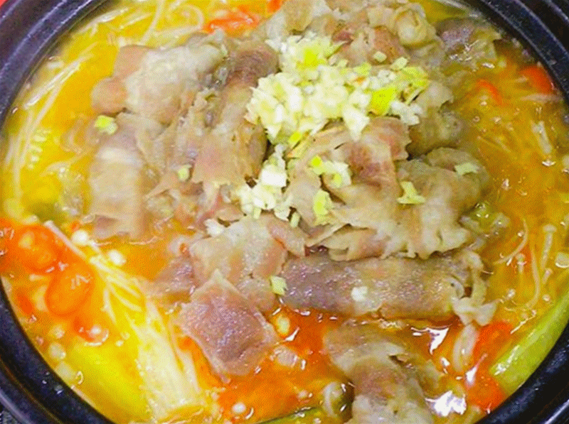 冬天天冷就馋这道砂锅菜,1盒肥牛卷,2卷金针菇,一周3次不够吃