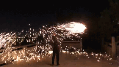 经调查,竟是因为 两男子为庆祝跨年夜燃放冷焰火 散落的烟花火星引燃