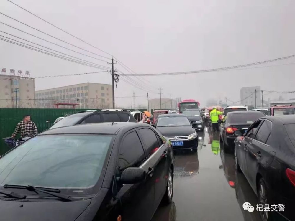 雨天保畅通#杞县交警精神抖擞战风雨 平安路上不停息