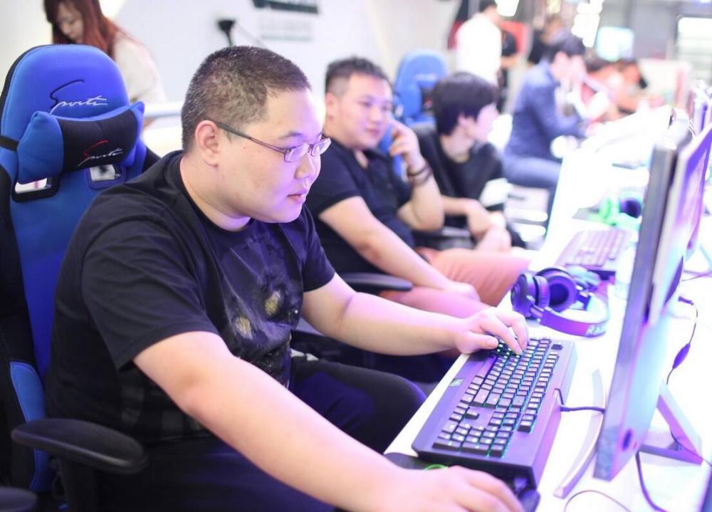 pdd直播秀20w电脑配置,跑分结果略显尴尬,网友:拿盆换