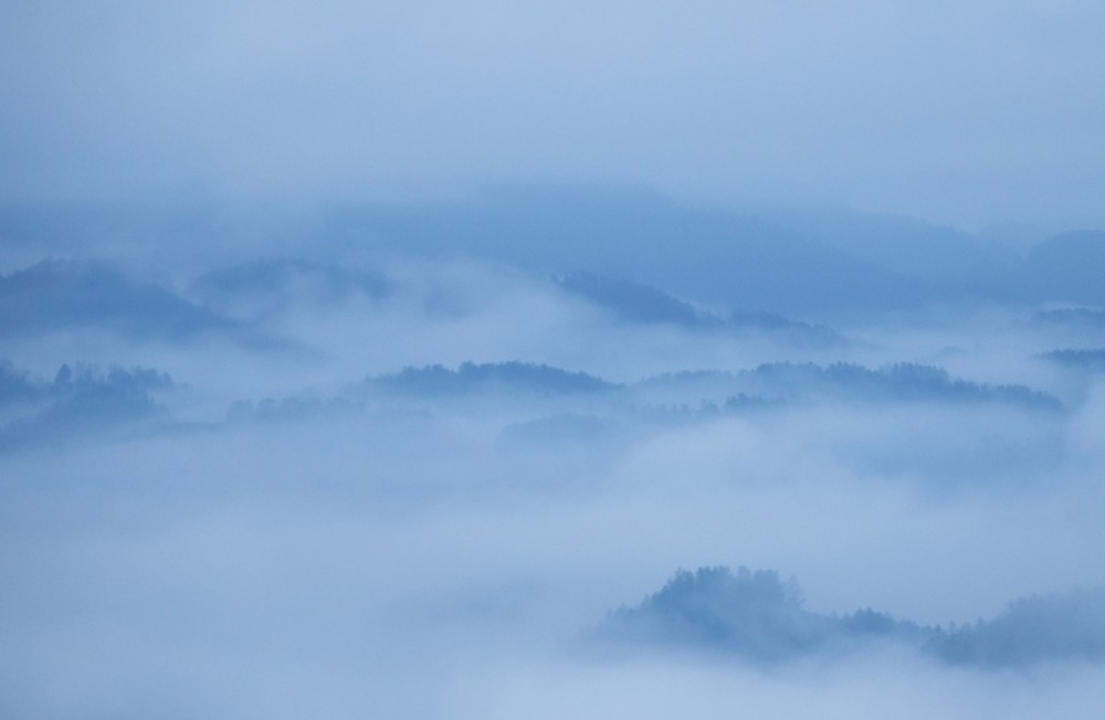 湖北恩施:实拍狮子关村群山 云雾缭绕如水墨画