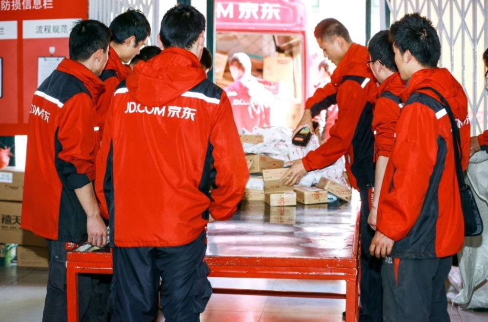 京东"头号快递员",工作十年任劳任怨,如今刘强东给他啥待遇?