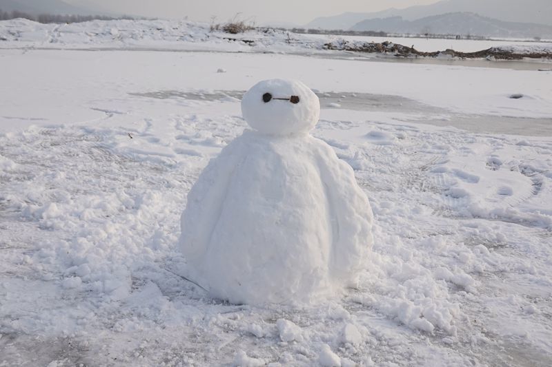 谁堆了一个"大白"在雪中矗立.新京报记者 王巍 摄