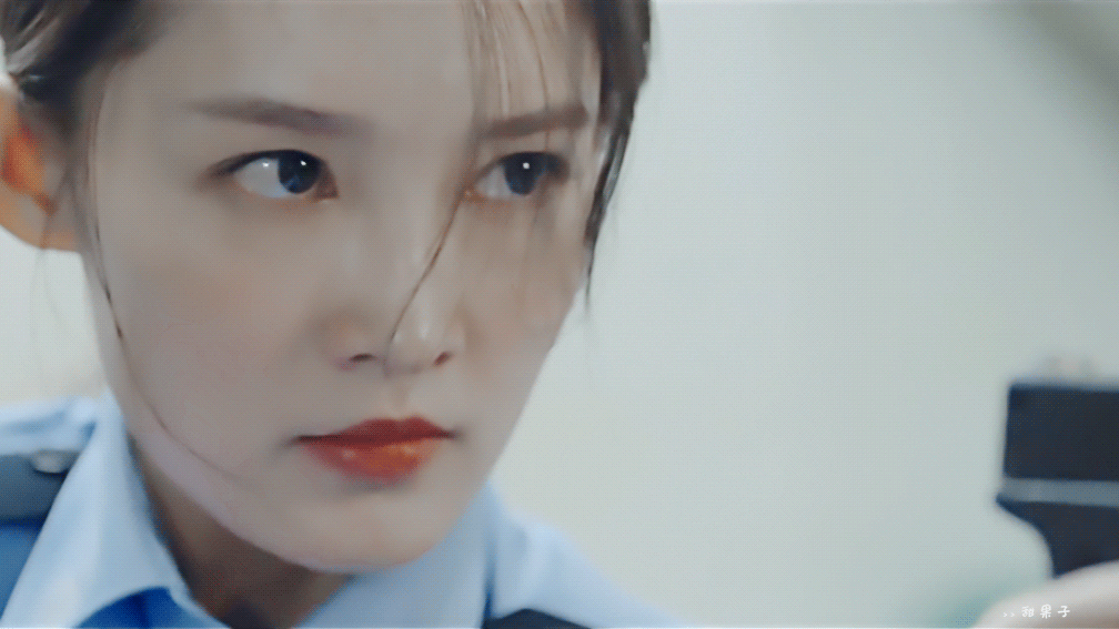 李沁造型突破穿警服持手枪正义感十足礼服造型却美如人间尤物