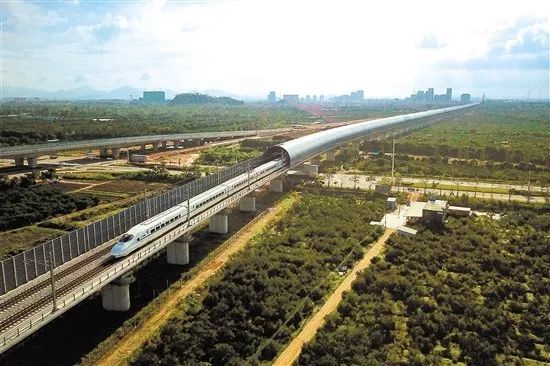 △为了保护小鸟天堂,江湛铁路修建了两公里的全球首例高铁全封闭声