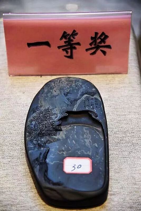 用心灵和歙砚对话的婺源守艺人,当代山水雕刻一绝!