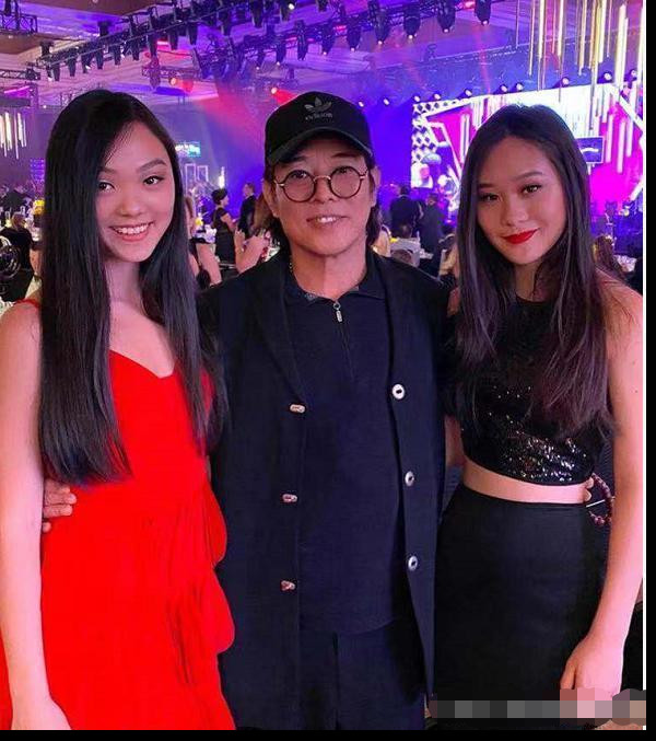 李连杰携两女儿亮相,大女儿一袭红裙娇艳,小女儿一身成熟御姐范