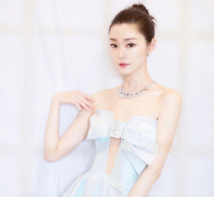 宋轶晒美照,一袭升级版抹胸裙惊艳无比,浑身散发着迷人的魅力