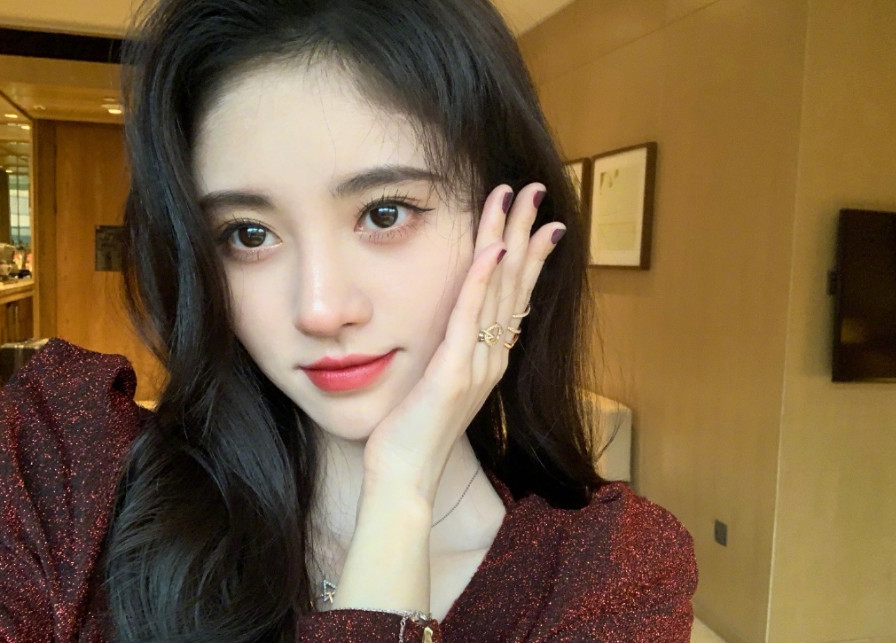 鞠婧祎的近照给大家看看:以前她是男孩子喜欢的萌妹子,可最近很多妹子