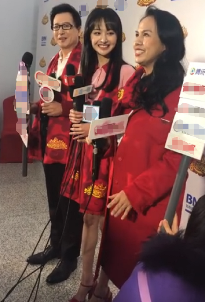 郑爽带爸妈给大家拜年,谁注意到母女俩的腿,p图都没敢