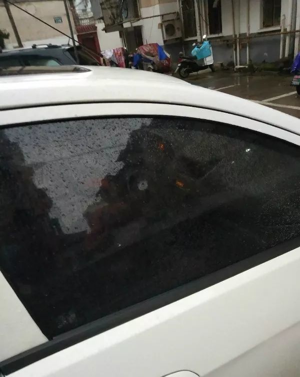 又一起,滁州紫薇东村小区车辆被不明物体攻击,车窗玻璃全碎!