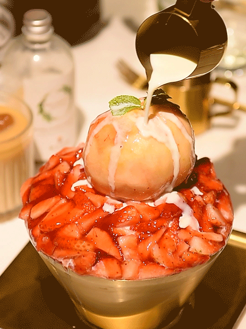 桃子端端正正坐在顶端 像是一件不忍触碰的艺术品 集颜值 味道的蜜桃