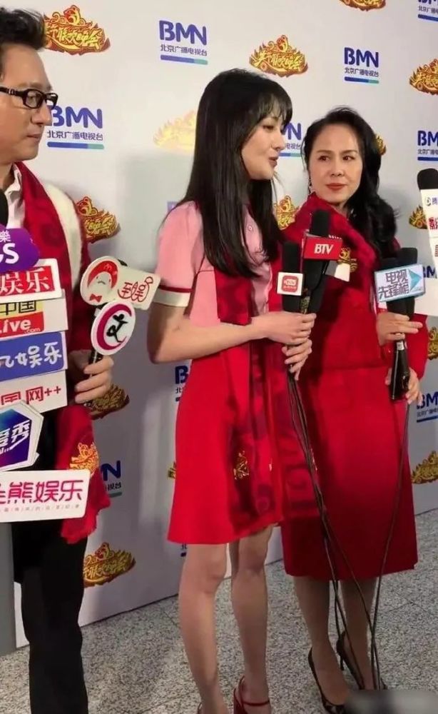 郑爽一家三口合体上春晚,全家颜值高不怯场,母女俩还同台斗美腿