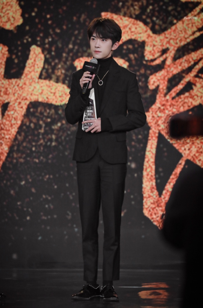 易烊千玺2020年首次现身颁奖礼!一手托起3个奖杯,新发型很帅气