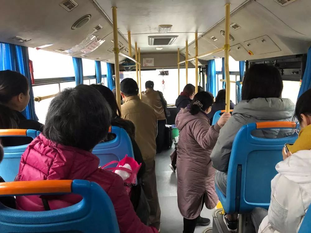 公交车可以"人挤人",社区班车超23人就算超载?偏远小区居民:我太难了