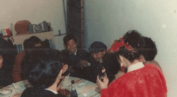 上世纪90年代婚礼老照片:新郎和新娘会对每一桌的客人敬酒,这个习俗到