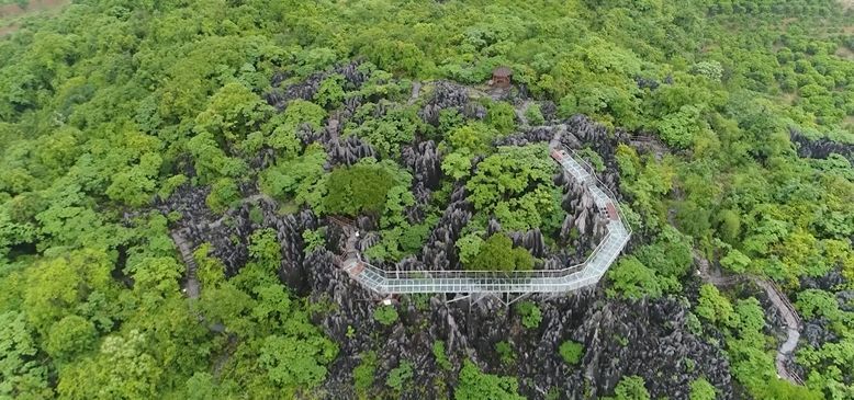 △贵州广播电视台记者竞瑶和贺州电视台主持人于霞 富川神仙湖位于