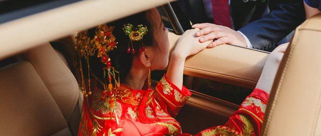奶奶偷看新娘出嫁化妆,请别让爱太迟
