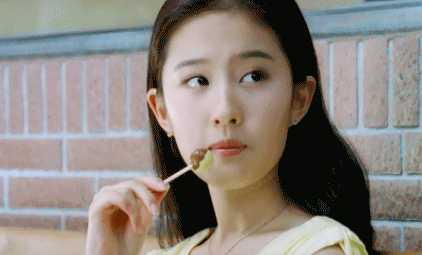 她们大都有着标志的五官,文静的气质,她们的美经得起时间的推敲.