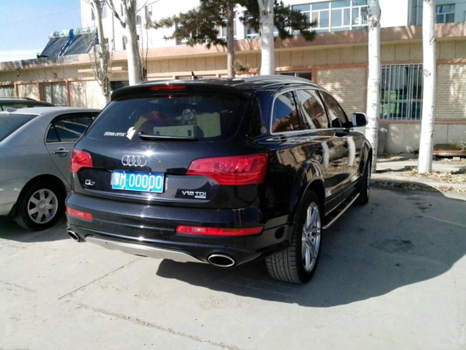 300万奥迪q7,再配一块00000车牌,内蒙阿拉善又多一台顶级越野车